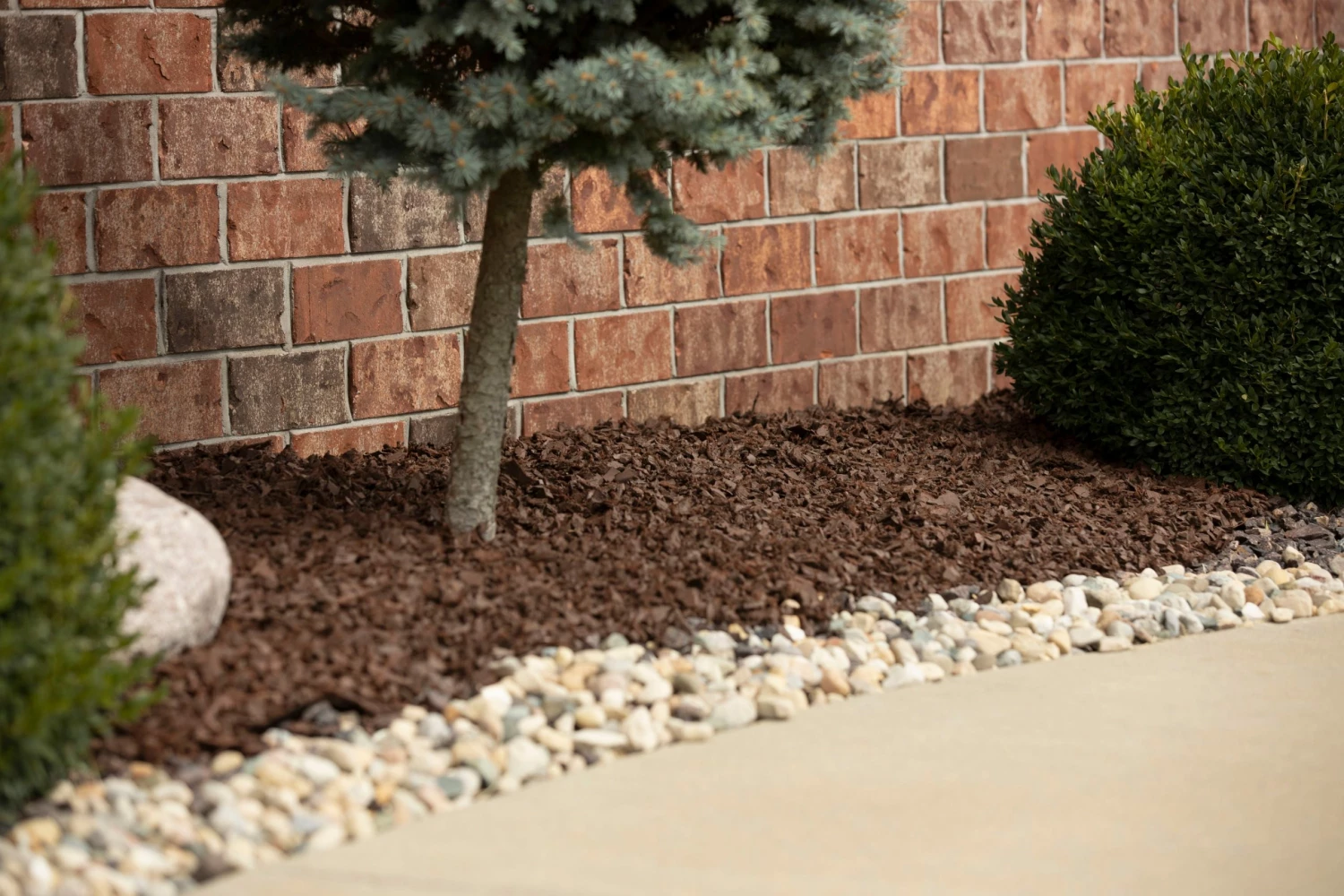 NuScape 0.8-cu ft Brown Rubber Mulch 4 NuScape 0.8-cu ft Brown Rubber Mulch - Image 4